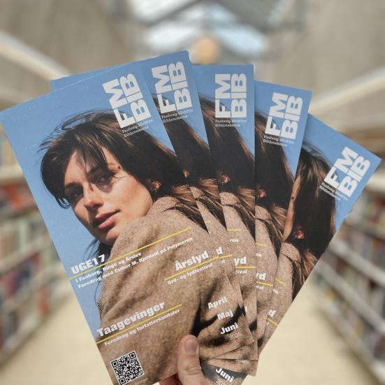 En vifte af arrangementsprogrammer præsenteres i en håndevending