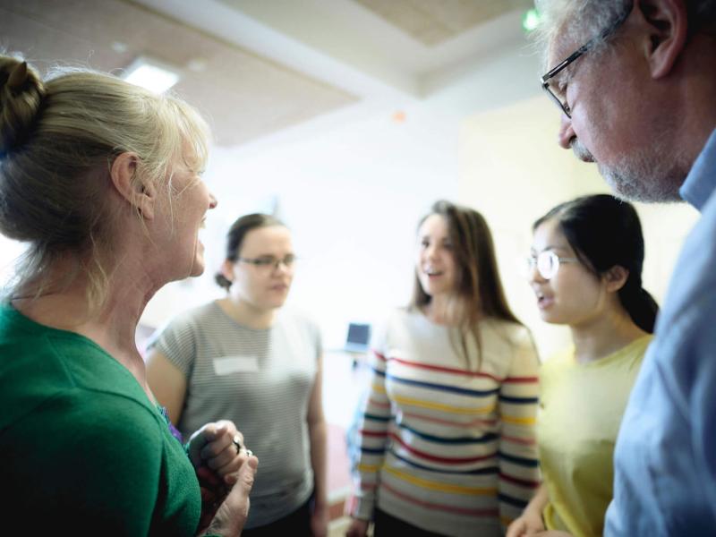 En blandet gruppe mennesker synger sammmen