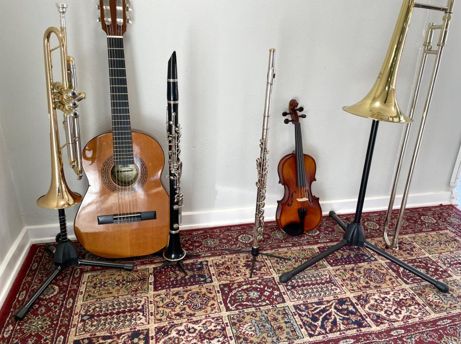 Foto af instrumenter til udlån på biblioteket.