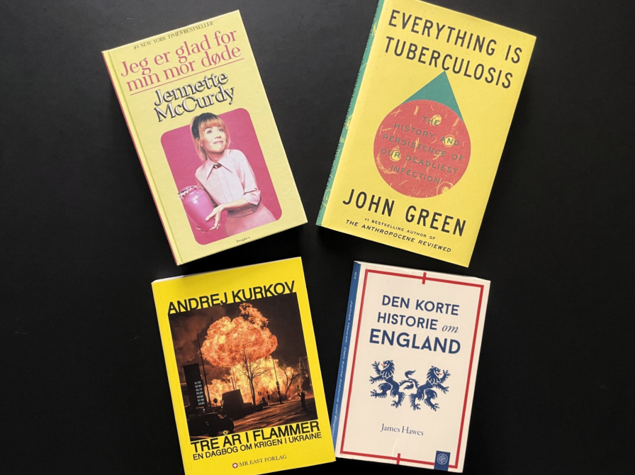 Billede af 4 bøger på gult bord. 